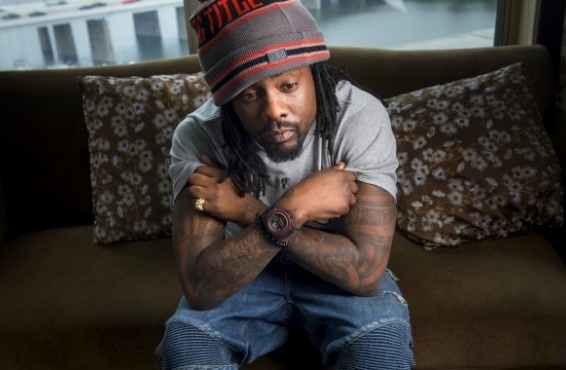Wale se tatúa los rostros de Tupac y Biggie en sus piernas
