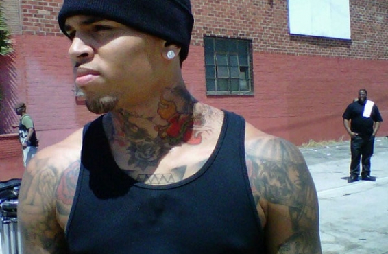 Chris Brown se tatúa el rostro de una mujer maltratada en el cuello