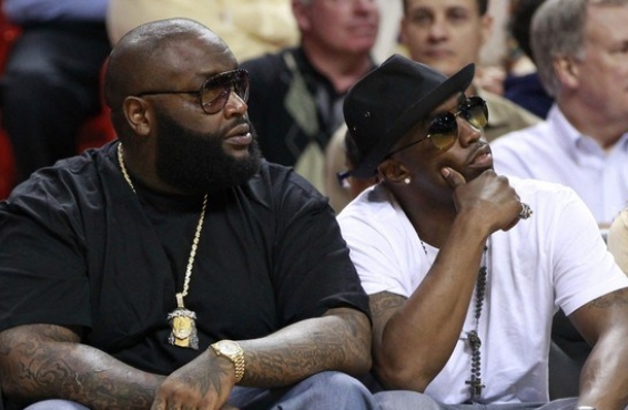 Rick Ross con unas Air Jordan XIII Playoffs y unas gafas Vintage Frames Alpina M1