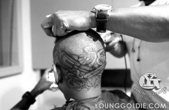 Lloyd presenta el gran tatuaje de su cabeza