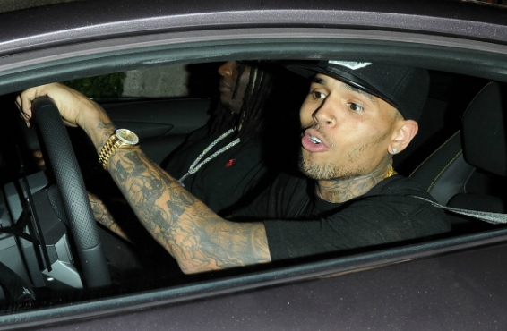 Chris Brown amenaza a un aparcacoches por diez dólares