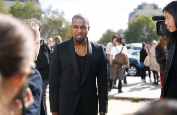 Kanye West ataca duramente a un paparazzi en el aeropuerto de Los Ángeles