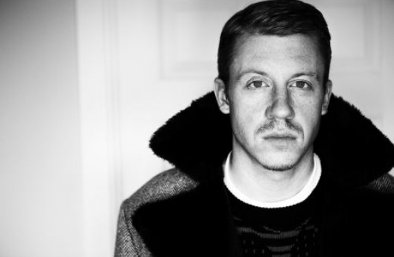 Macklemore visita en el hospital a un joven fan diagnosticado de leucemia