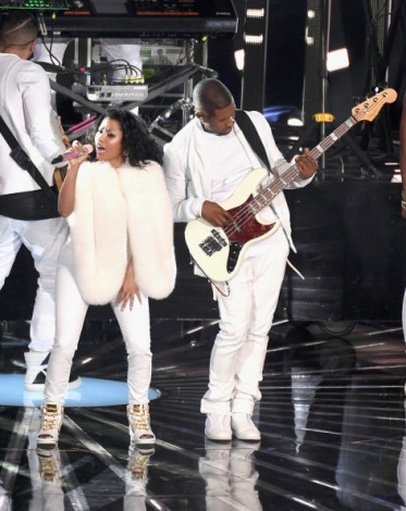 Usher y Nicki Minaj interpretan 'She Came To Give It To You' en los VMAs 2014