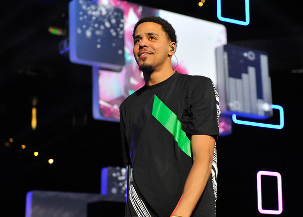 J. Cole se presenta en casa de una fan para escuchar '2014 Forest Hill Drive'