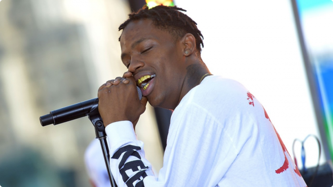 Travi$ Scott le regala su chain a un fan con un tatuaje de ‘Rodeo’