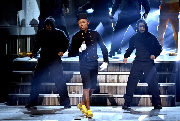 Pharrell interpreta su éxito 'Happy' en los Grammy 2015