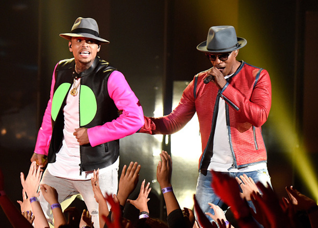 Jamie Foxx y Chris Brown estrenan 'You Changed Me' en los iHeartRadio Music Awards