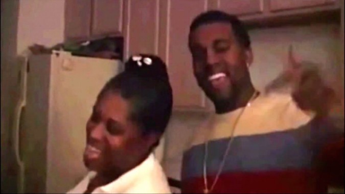 Kanye West y su madre cantan juntos 'Hey Mama'