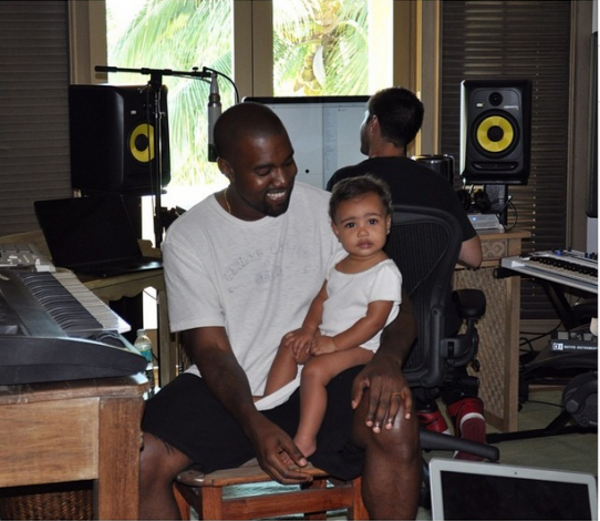 No te pierdas a Kanye West haciendo beats en pleno vuelo