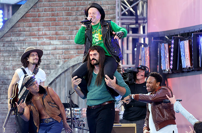 Macklemore reventó las calles de L.A. con 'Downtown' en los VMAs