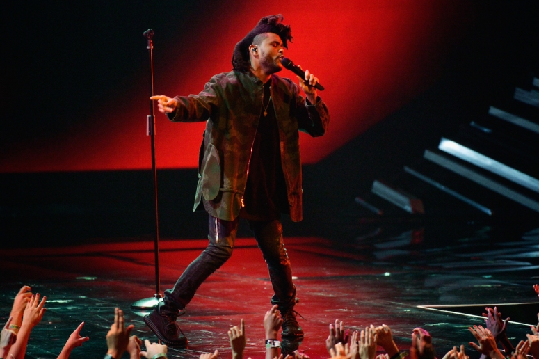 The Weeknd se luce con ‘Can’t Feel My Face’ en los VMAs 2015
