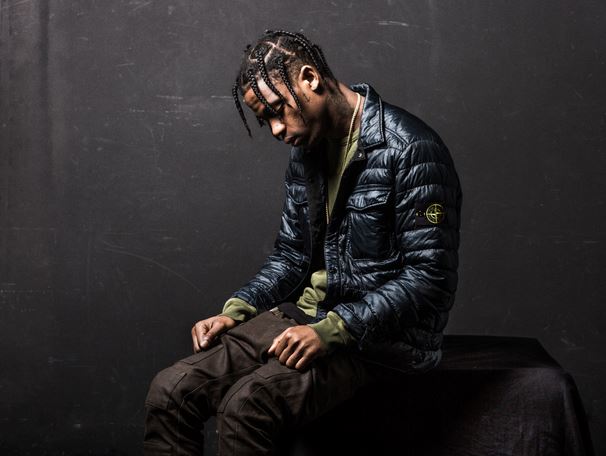 Travis Scott vuelve a liarla dirigiéndose a su público con insultos homófobos