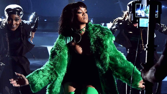 Rihanna presentando por primera vez 'Bitch Betta Have My Money' en los iHeartRadio 2015 _ qué es el trap