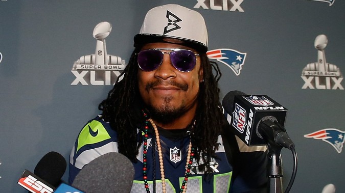 Marshawn Lynch le suelta 500$ a un chaval para que se compre unas Buscemi