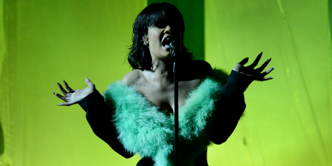 Rihanna interpreta 'Love on the Brain' en los Billboard Awards