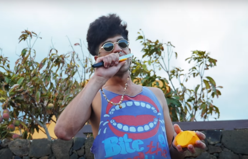 Bejo se despide del verano con el videoclip de ‘Mango’