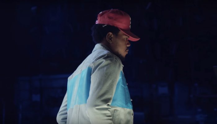 Chance the Rapper canta 'Same Drugs' a dúo con un peluche gigante en su último vídeo
