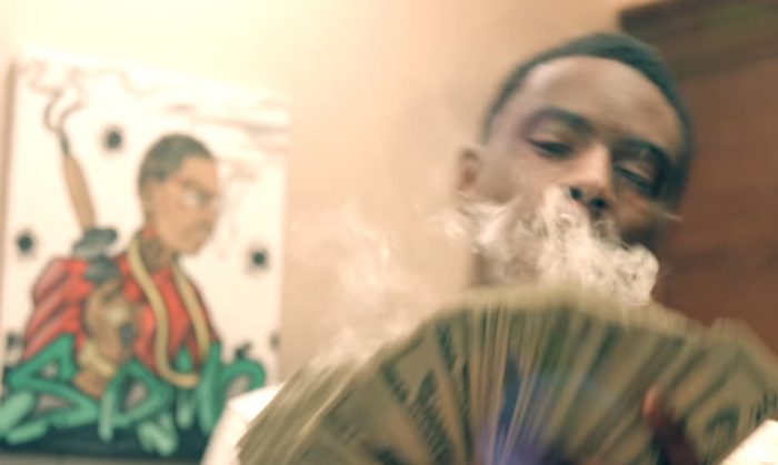 Soulja Boy se rodea de lujos y humo en 'Trappin N Cappin'