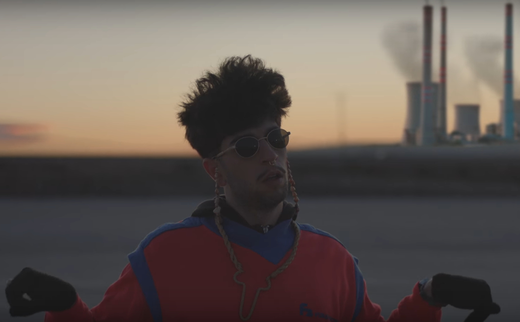 Bejo vuelve muy animado con el loco videoclip de ‘Amigos Desconocidos’