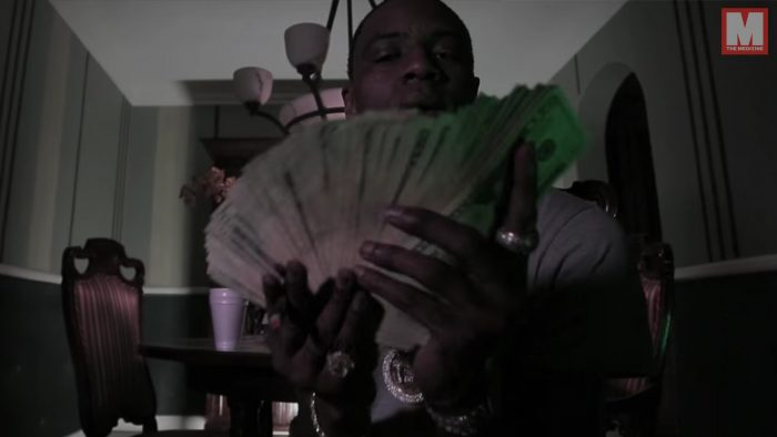 Soulja Boy cuenta billetes en su nuevo videoclip 'Flame'