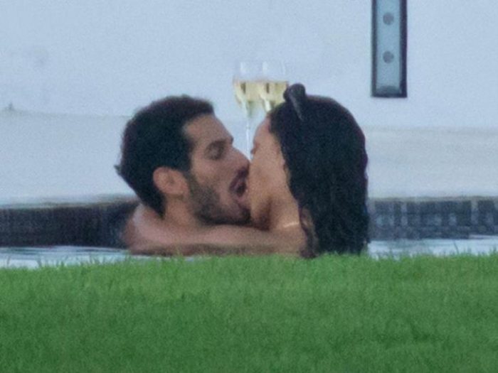 Pillan a Rihanna besándose con un magnate saudí en España 1 1 700x525 - Pillan a Rihanna besándose con un magnate saudí en España