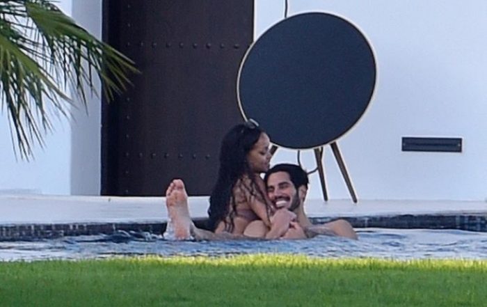 Pillan a Rihanna besándose con un magnate saudí en España 4 700x441 - Pillan a Rihanna besándose con un magnate saudí en España