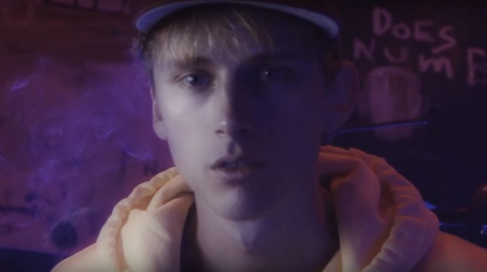 Machine Gun Kelly publica una cover del éxito 'Numb' de Linkin Park