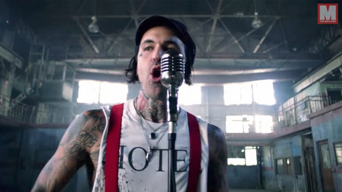 Yelawolf se pasa al rock junto a Juicy J y Travis Barker en 'Punk'