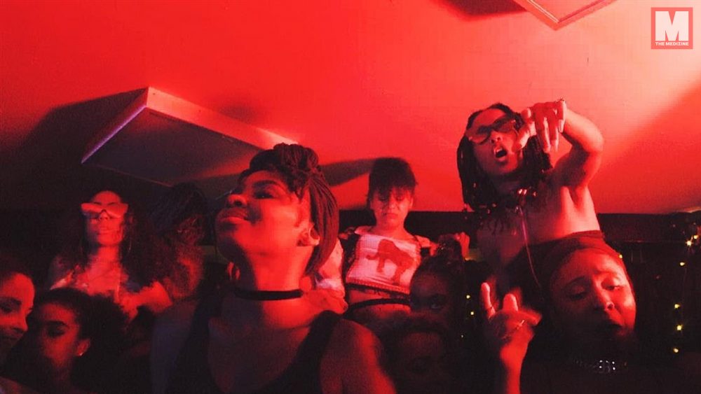 IAMDDB demuestra su talento en su nuevo videoclip 'Conjuring'