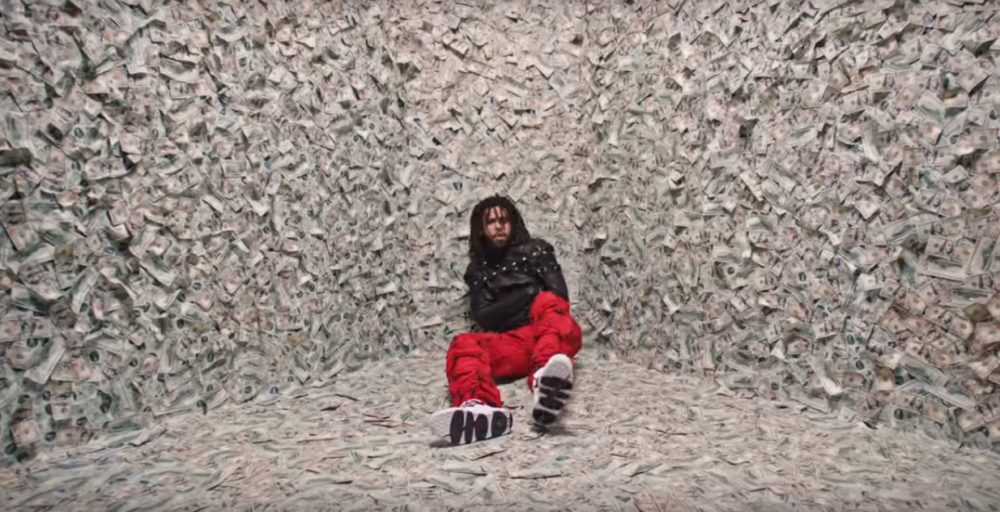 J. Cole se siente el rey del dinero en su clip 'ATM'