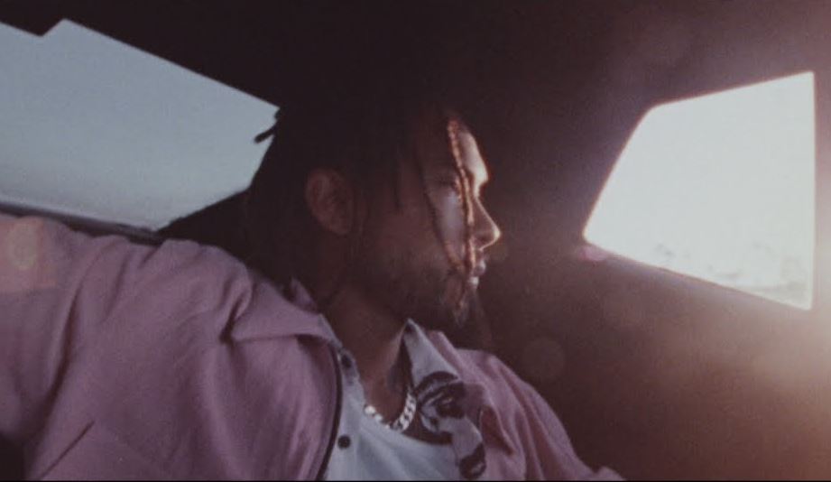 Miguel se pasa al castellano en el visual de ‘Banana Clip’