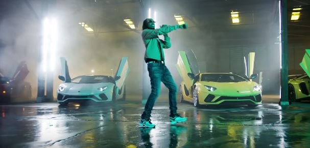 Quavo se da un paseo en Lamborghini para el visual de 'Lamb Talk'