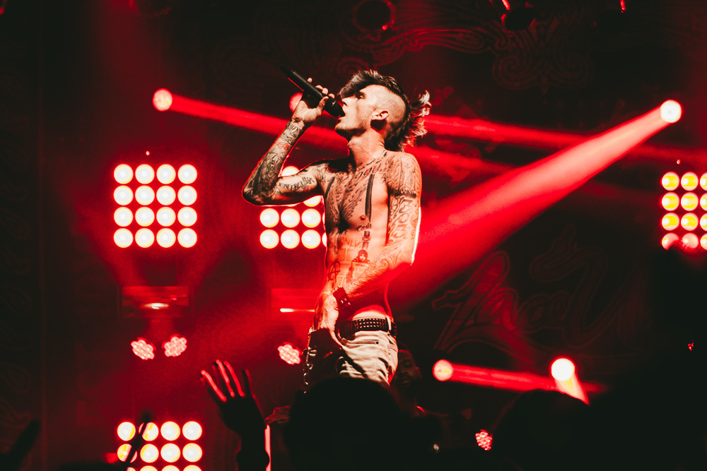 han-agredido-a-mgk-durante-uno-de-sus-conciertos