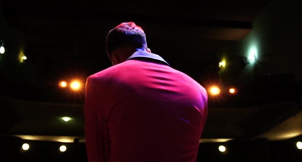 Love Y-i Valvanne se convierte en 'Romeo' para su nuevo videoclip