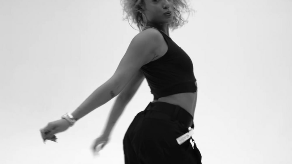 DaniLeigh se deja llevar por el blanco y negro en el visual de 'Cruz'