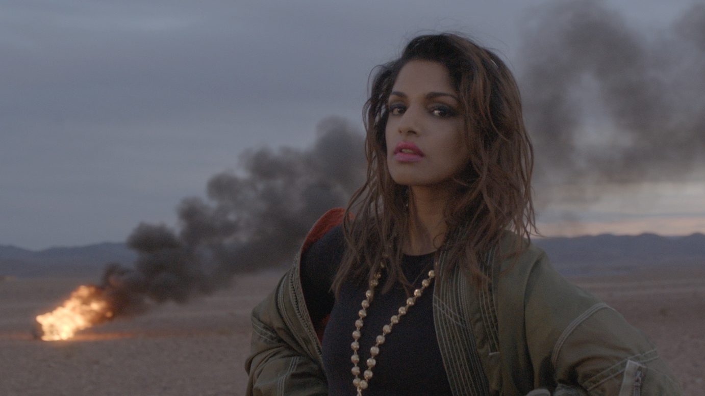 A. Клип в пустыне поет девушка. M. M. M i a bad.