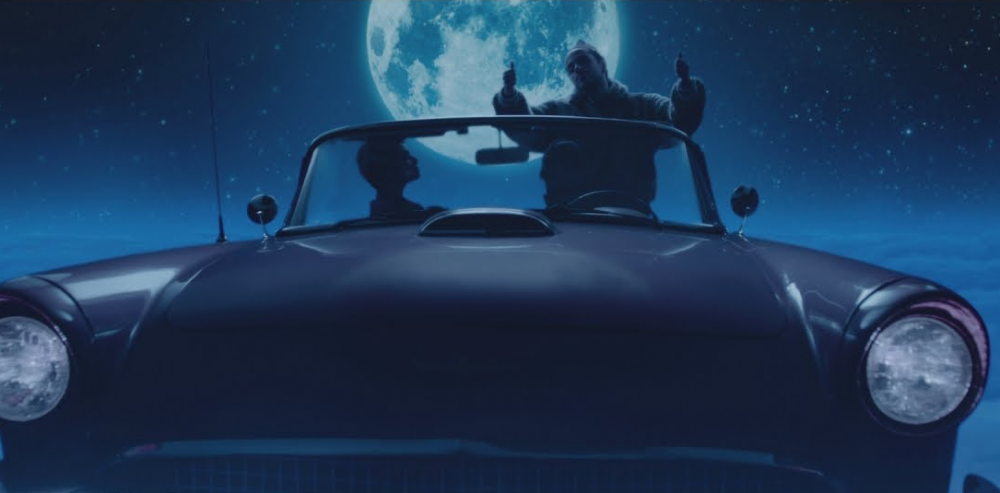 Russ pasea en su coche volador para el videoclip de 'Missin You Crazy'