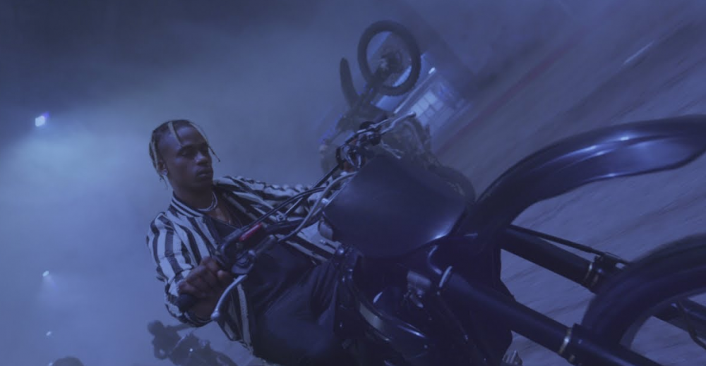 Travis Scott lidera una squad motorizada en el videoclip de "Can't Say"