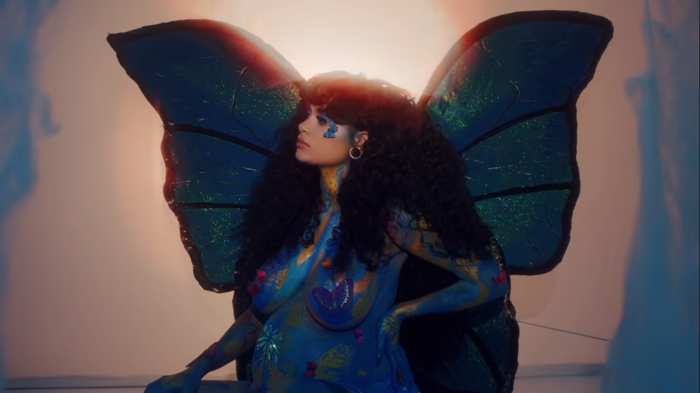 Kehlani se convierte en una preciosa ‘Butterfly’ en su nuevo videoclip