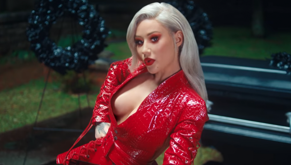 Iggy Azalea nos lleva de funeral en el videoclip de 'Sally Walker'
