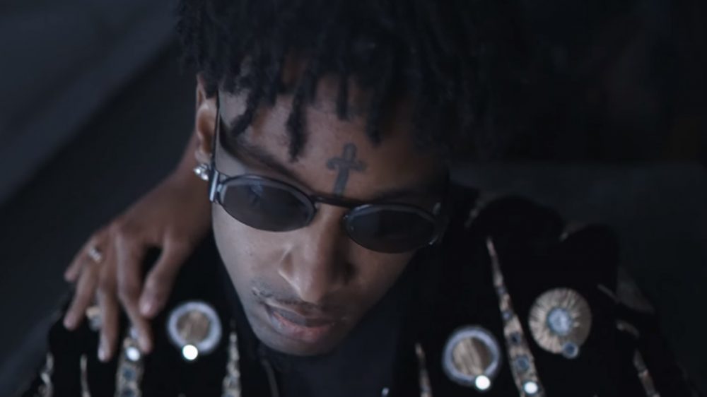 21 Savage prefiere lealtad antes que amor en el vídeo de 'ball w/o you'