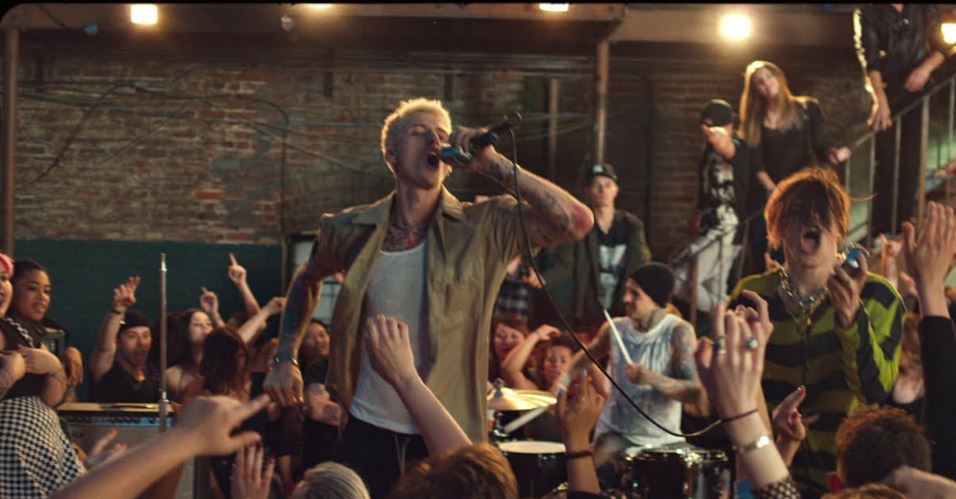 MGK, YUNGBLUD y Travis Barker liberan el caos en "I Think I'm OKAY"