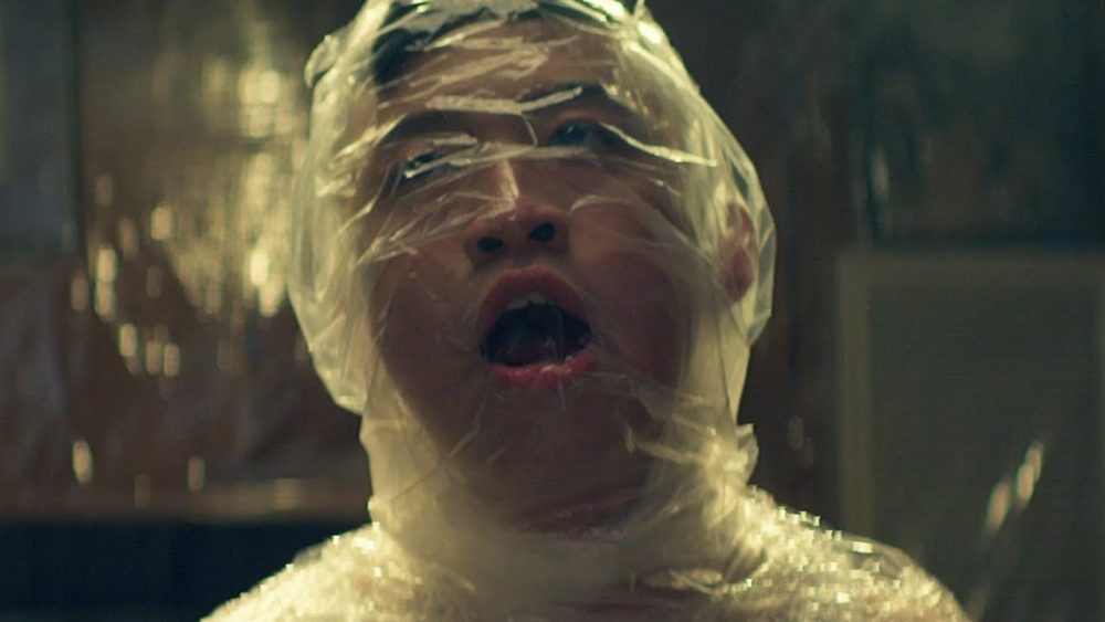 Rich Brian se sincera en el clip de 'Yellow' junto a Bekon