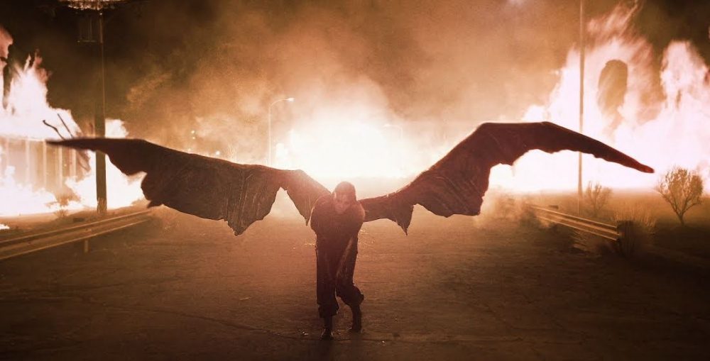 Billie Eilish es un ángel caído en el clip de 'all the good girls go to hell'