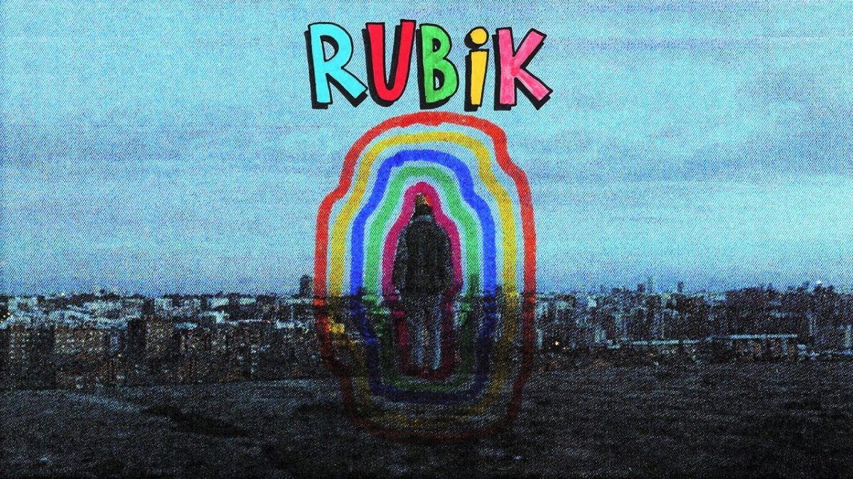 Cráneo mezcla todos los colores en su cubo de 'Rubik'