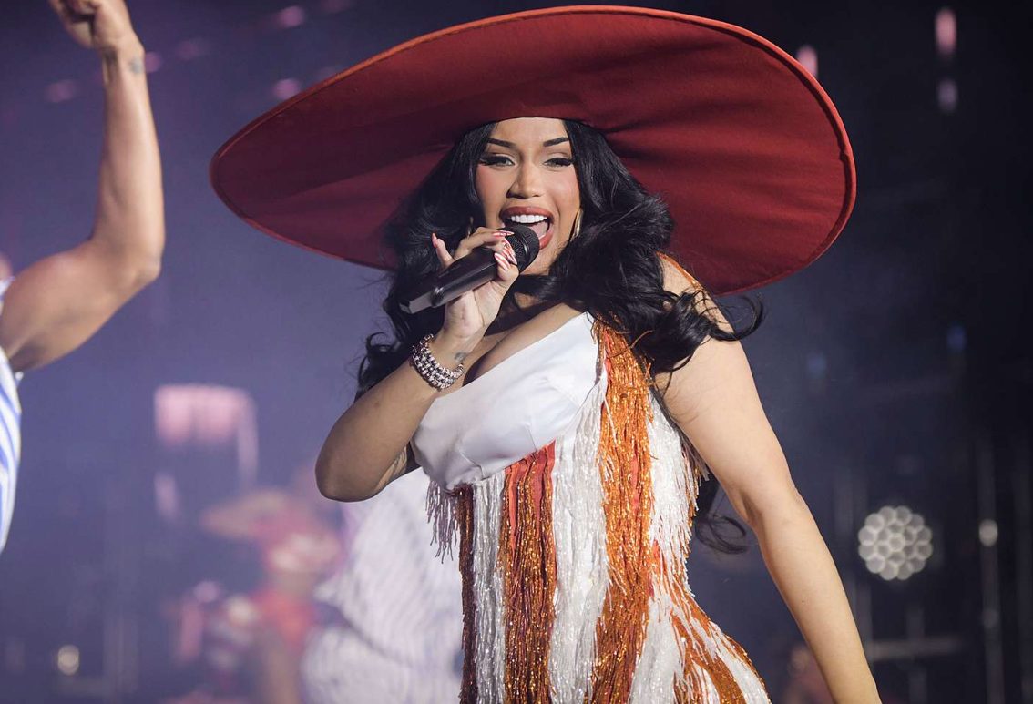 Cardi B demandada por el micrófono que lanzó durante un show