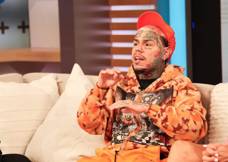 6ix9ine está en arresto domiciliario por agredir a un tipo que lo llamó soplón