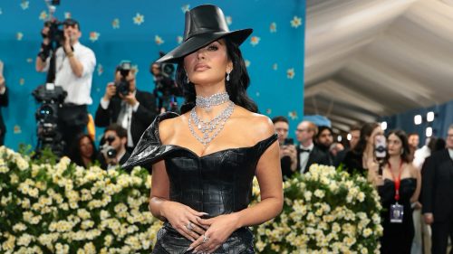 Kim Kardashian regala cachorros y PETA explota contra ella