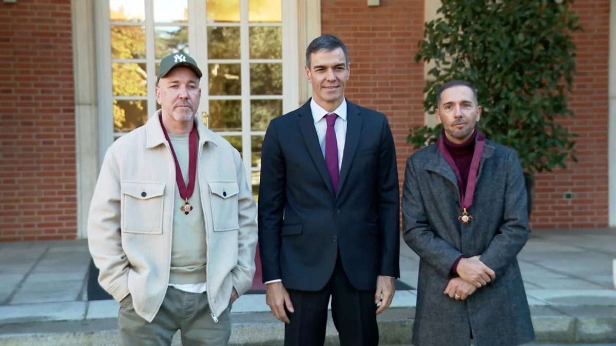 Hito histórico: el Presidente del Gobierno condecora a SFDK